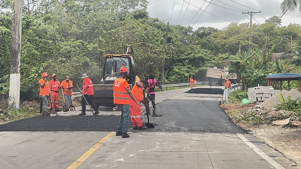 Ministerio de Obras Públicas interviene en carretera Samaná-Las Galeras tras denuncia social