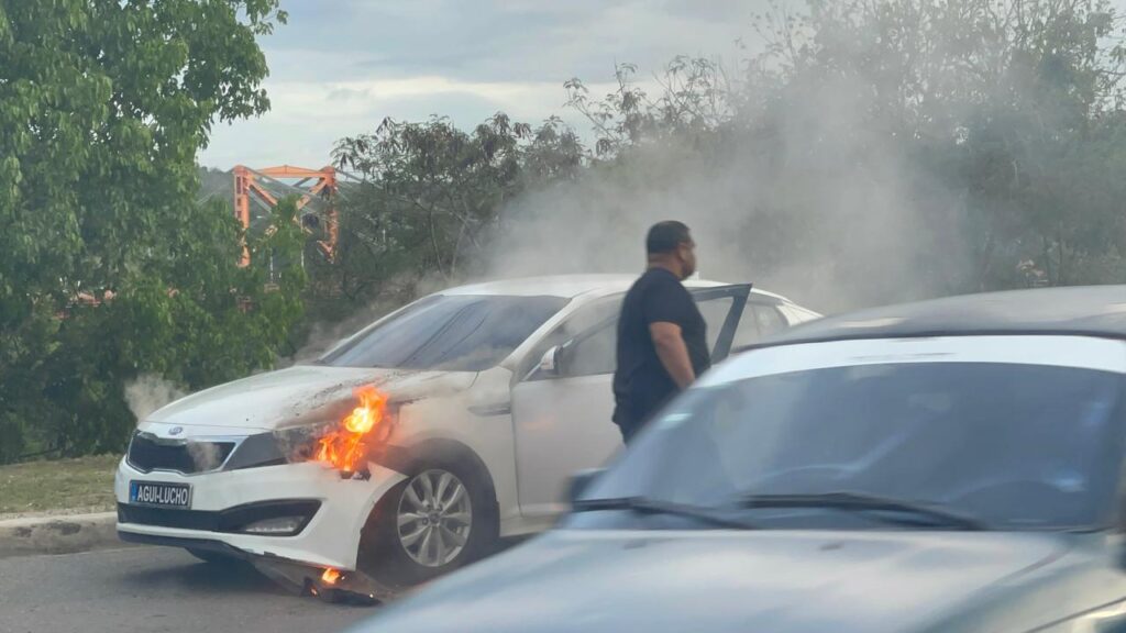 Se incendia un vehículo en avenida circunvalación sur de Santiago - Noticias de hoy en República Dominicana | De Último Minuto