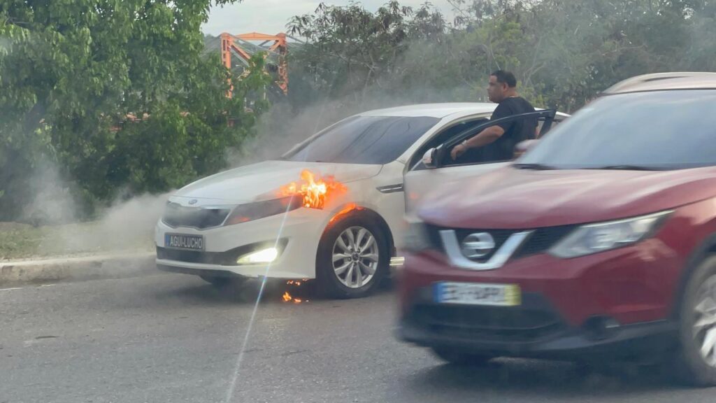 Se incendia un vehículo en avenida circunvalación sur de Santiago - Noticias de hoy en República Dominicana | De Último Minuto