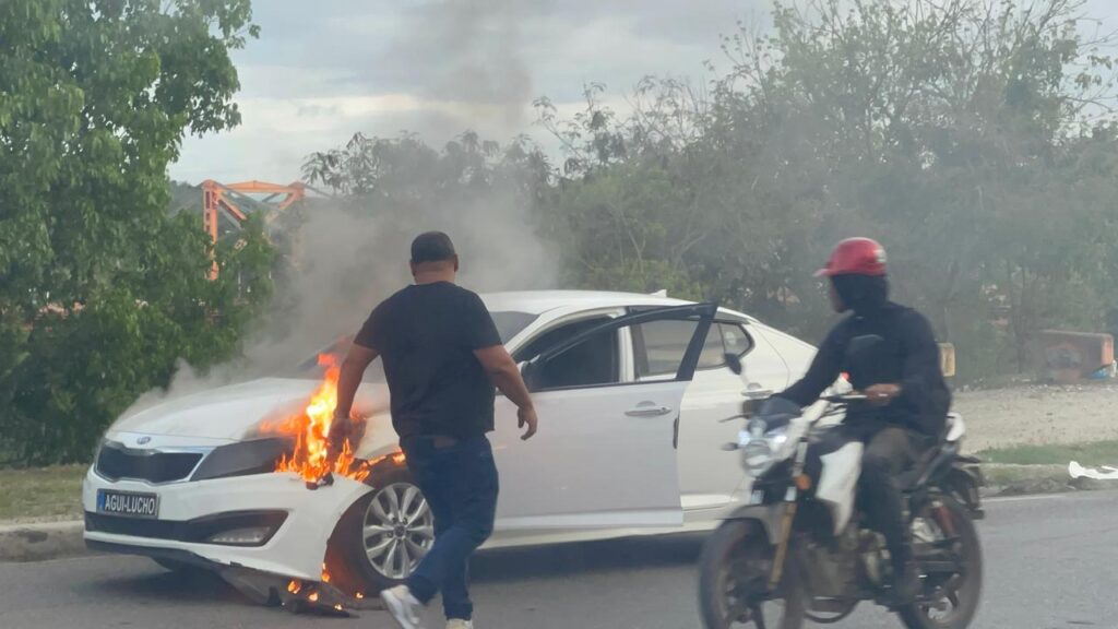 Se incendia un vehículo en avenida circunvalación sur de Santiago - Noticias de hoy en República Dominicana | De Último Minuto