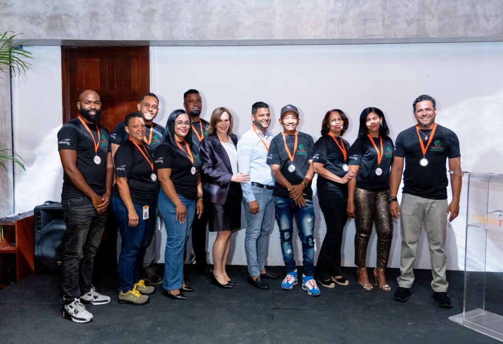Indusnig y su equipo recolectan más de 1 millón de botellas plásticas en favor del medio ambiente - Noticias de hoy en República Dominicana | De Último Minuto