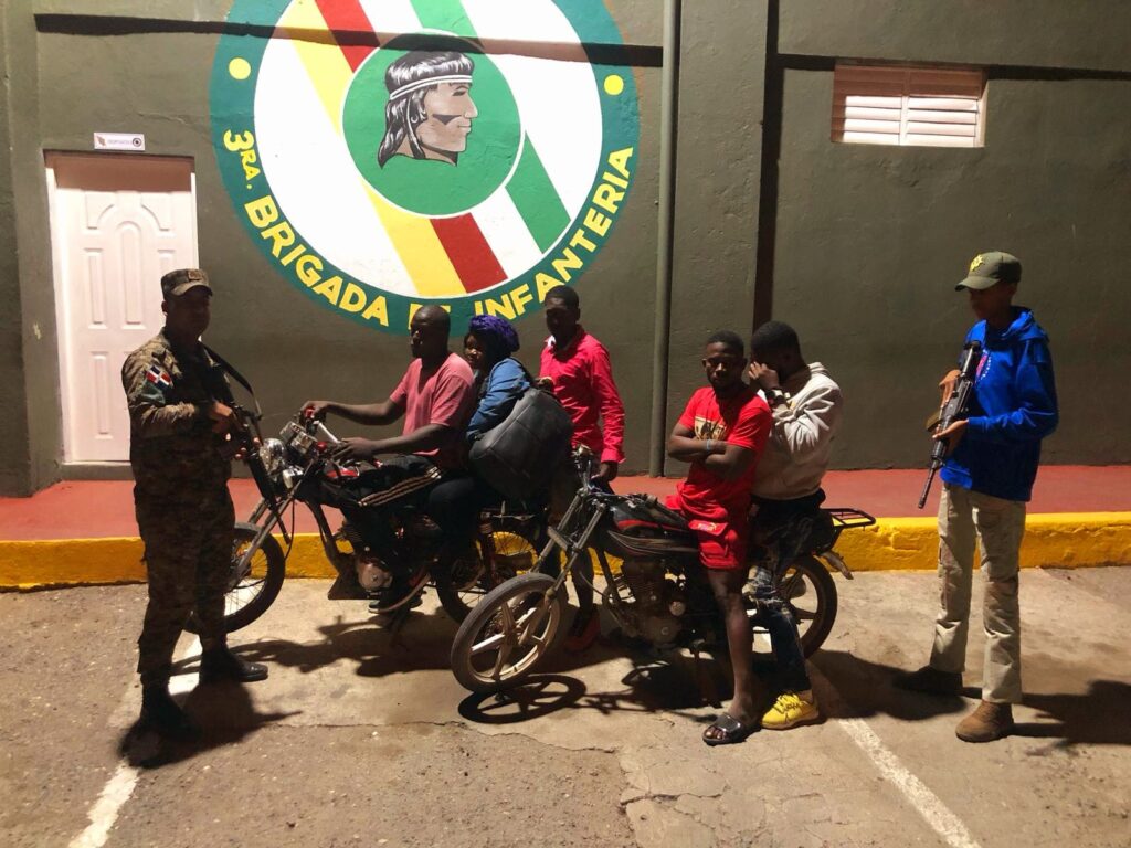 Patrullas del Ejército interceptan a 24 haitianos indocumentados en Valverde - Noticias de hoy en República Dominicana | De Último Minuto