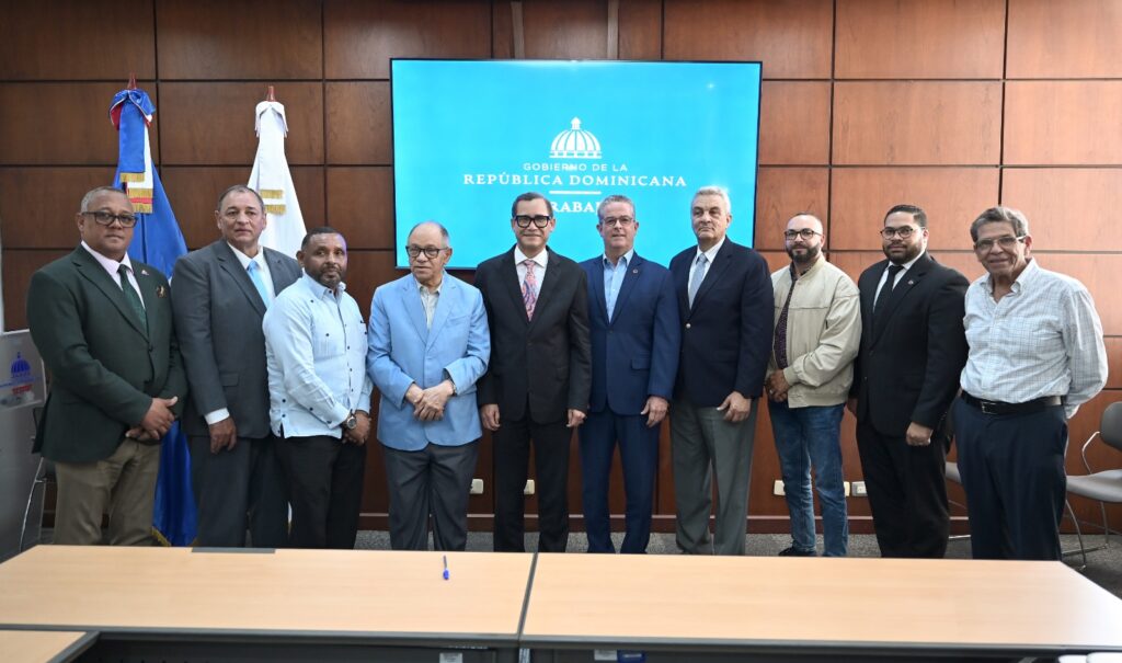 Gobierno anuncia aumento salarial de un 25 % al sector zonas francas industriales - Noticias de hoy en República Dominicana | De Último Minuto