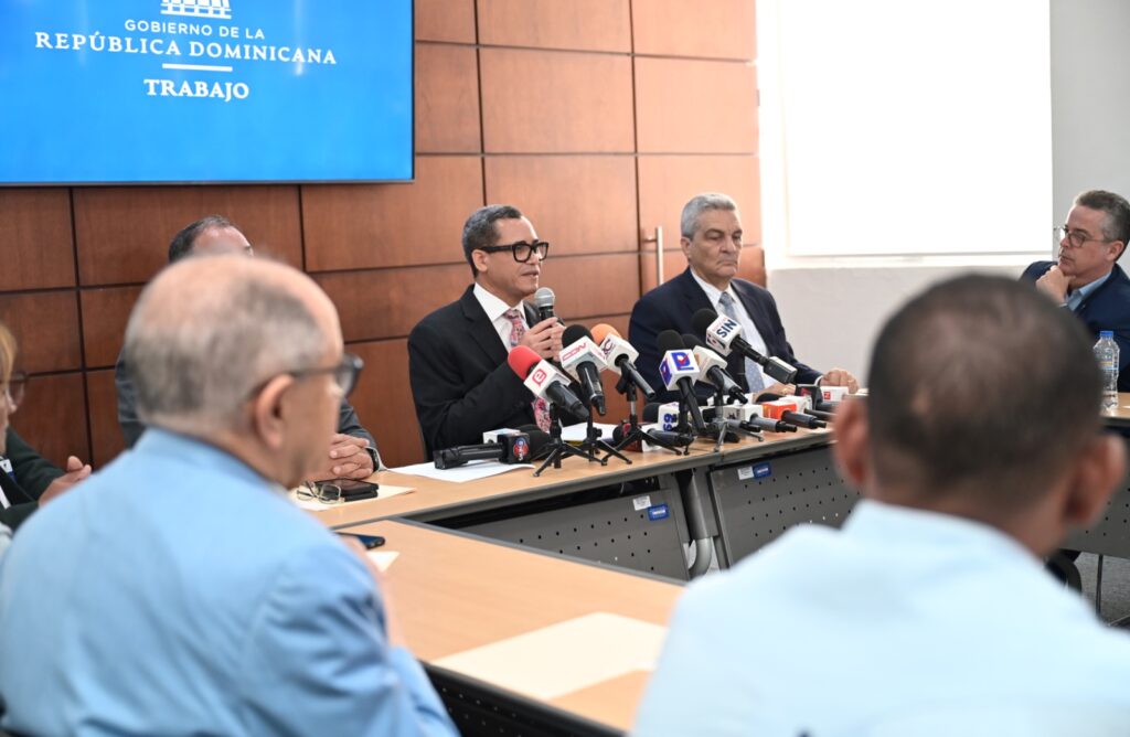 Gobierno anuncia aumento salarial de un 25 % al sector zonas francas industriales - Noticias de hoy en República Dominicana | De Último Minuto