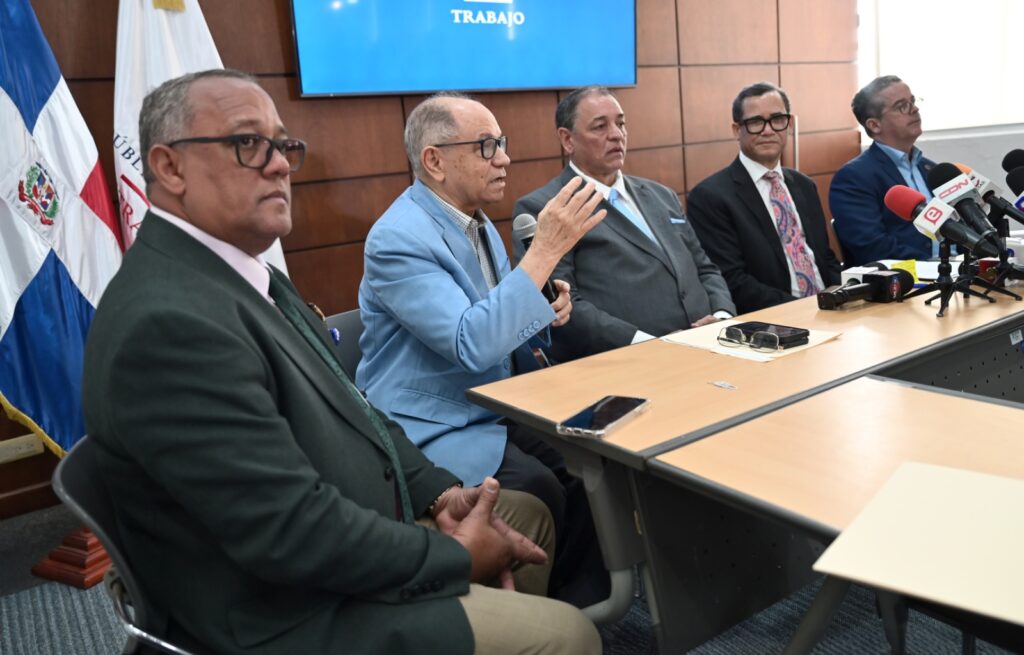 Gobierno anuncia aumento salarial de un 25 % al sector zonas francas industriales - Noticias de hoy en República Dominicana | De Último Minuto