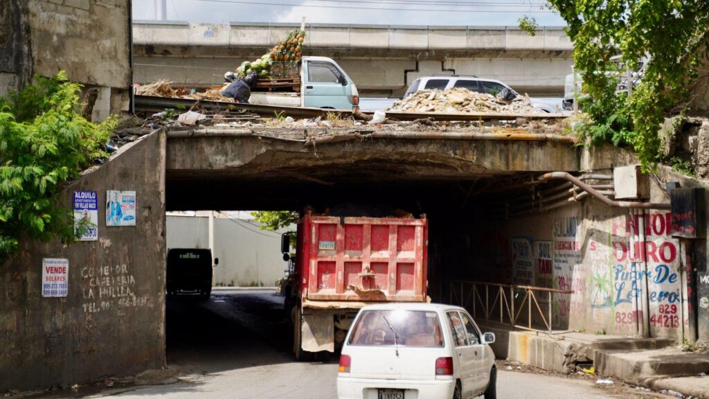 Temen colapse paso a desnivel del km 13 de la Autopista Duarte por evidente deterioro - Noticias de hoy en República Dominicana | De Último Minuto