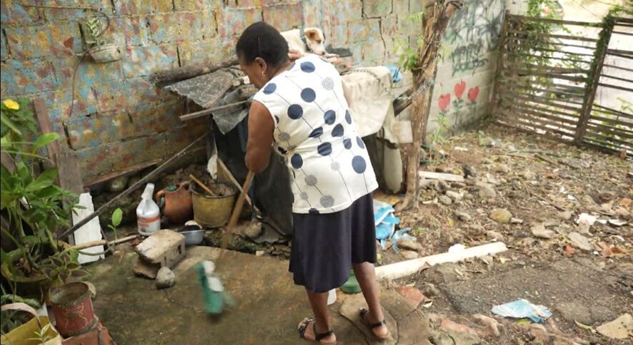 Bajo El Foco presenta: la casa de doña Julia se cae a pedazos - Noticias de hoy en República Dominicana | De Último Minuto