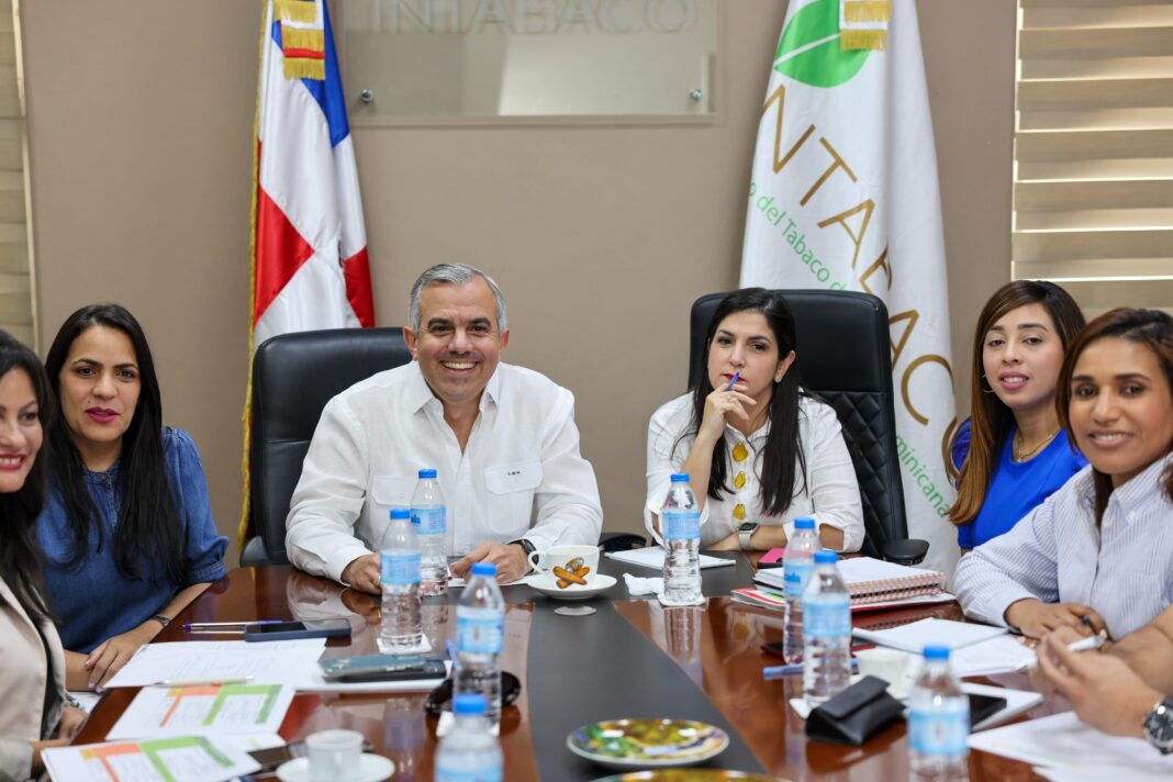 IVAN HERNANDEZ, VIVIANA RIVEIRO Y EQUIPO