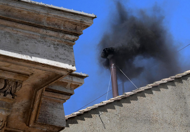 Nuevo intento sin éxito: Humo negro tras segundo día de la jornada del cónclave en el Vaticano