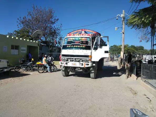 Camión haitiano cruzando la frontera.