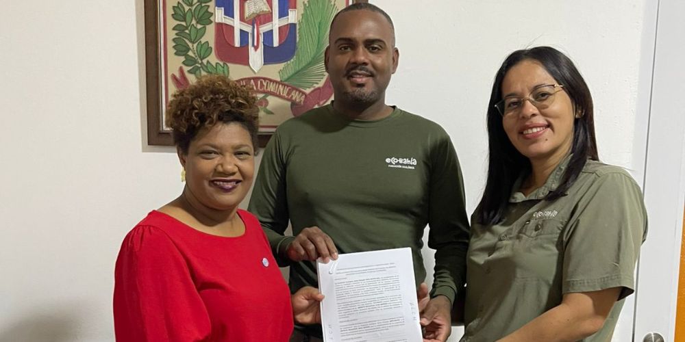 Distrito Educativo 14-04 y Eco Bahía firman acuerdo