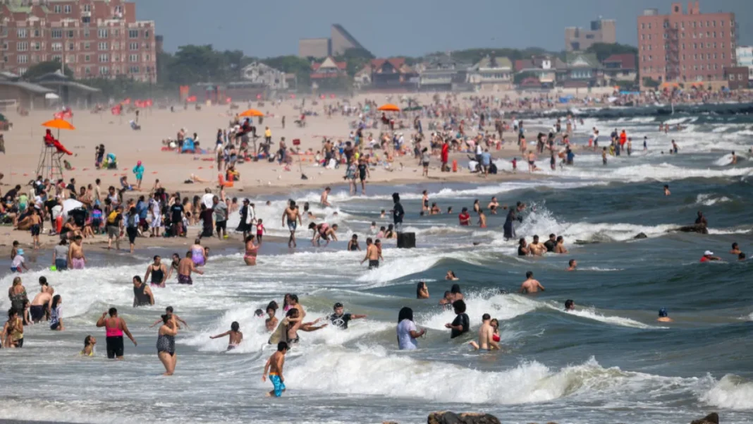 Comienza la temporada de playas en Nueva York con condiciones óptimas y sin escasez de salvavidas