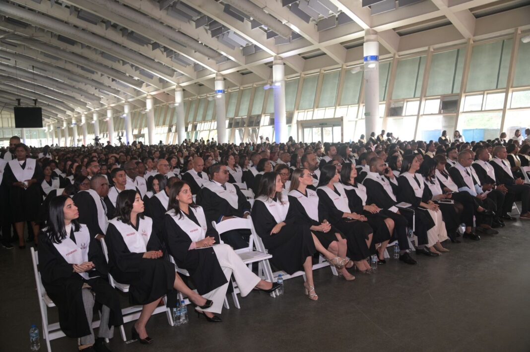 UFHEC celebra graduación con un llamado a construir una sociedad de éxito colectivo; inviste a 1,316