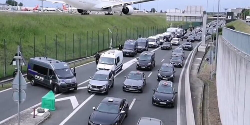 La huelga de taxis provoca más de 400 kilómetros de atascos en la región de París