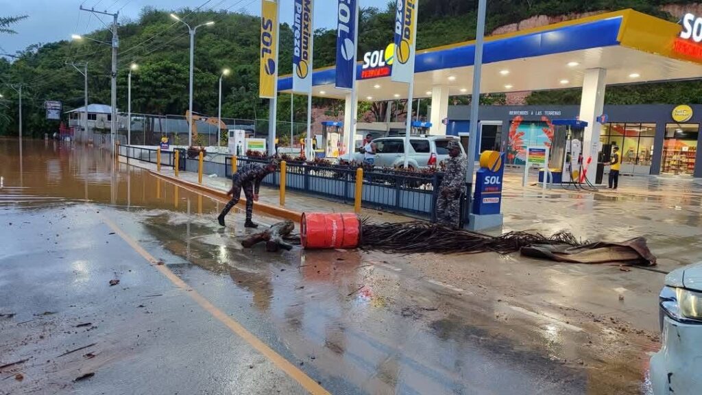 Residentes bloquean acceso al Boulevard de Las Terrenas en demanda de solución al problema de desagüe - Noticias de hoy en República Dominicana | De Último Minuto