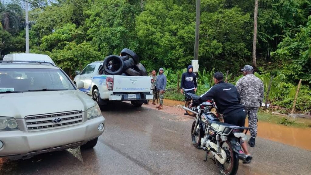 Residentes bloquean acceso al Boulevard de Las Terrenas en demanda de solución al problema de desagüe - Noticias de hoy en República Dominicana | De Último Minuto