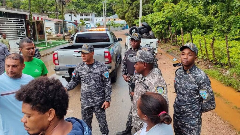Residentes bloquean acceso al Boulevard de Las Terrenas en demanda de solución al problema de desagüe - Noticias de hoy en República Dominicana | De Último Minuto