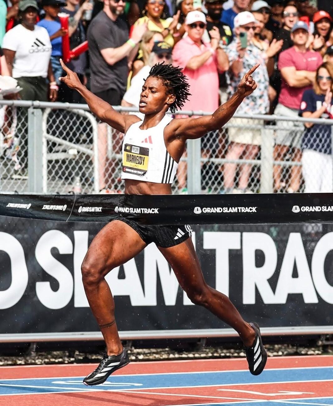 ¡Marileidy lo hace de nuevo! Gana los 200 metros en el Grand Slam Track en Miami