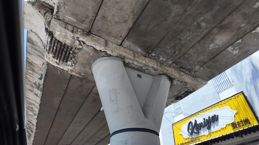 Denuncian peligro en elevado de la 27 de Febrero casi esquina Barahona: varillas expuestas sin reparar