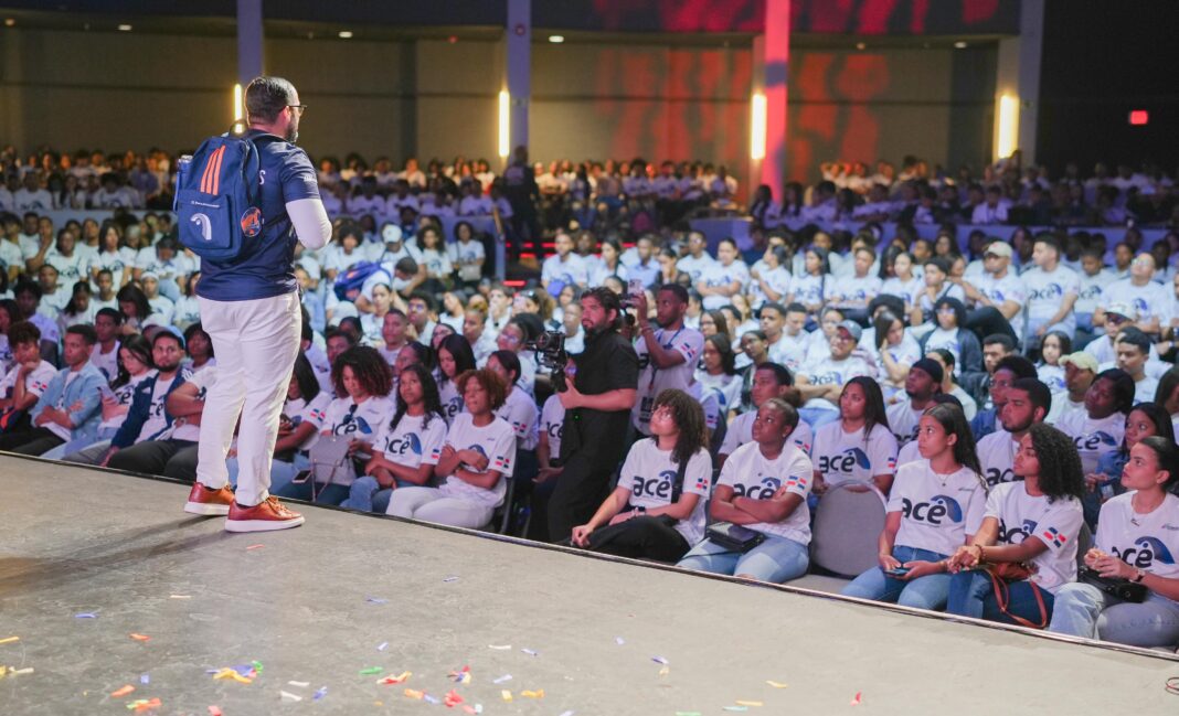 Miles de jóvenes dominicanos reciben pasaportes visados para programa Summer Work and Travel de ACE International