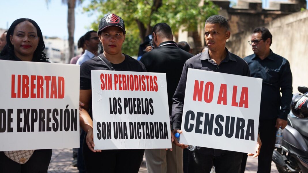 Periodistas alzan una sola voz contra el maltrato a la prensa