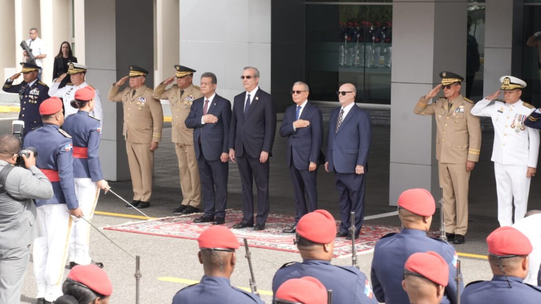 Abinader y exmandatarios Leonel, Danilo e Hipólito se encuentran reunidos en el Ministerio de Defensa