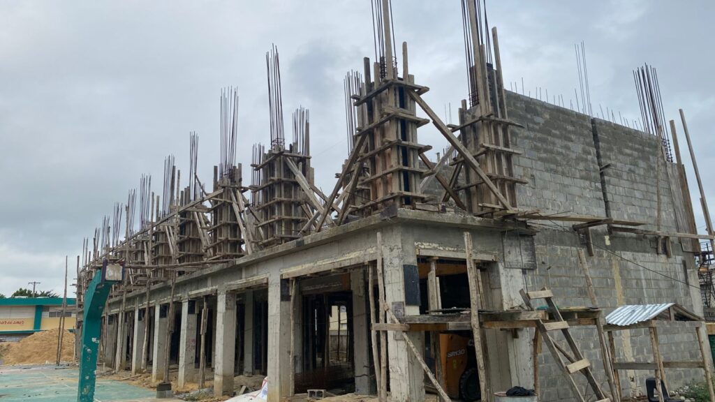 Denuncian paralización de la construcción de pabellón en la Escuela Parroquial Cristo Rey - Noticias de hoy en República Dominicana | De Último Minuto