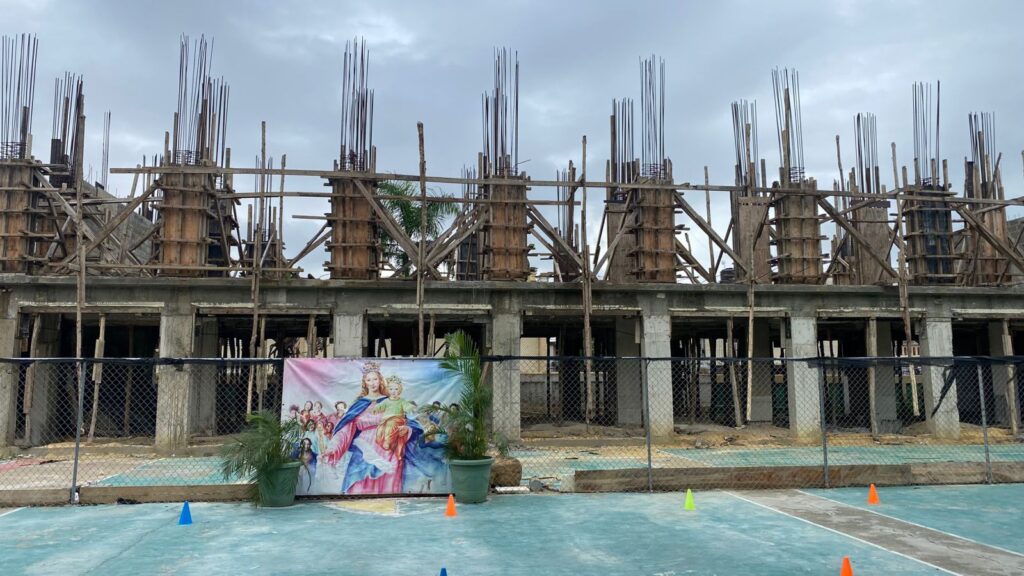 Denuncian paralización de la construcción de pabellón en la Escuela Parroquial Cristo Rey - Noticias de hoy en República Dominicana | De Último Minuto