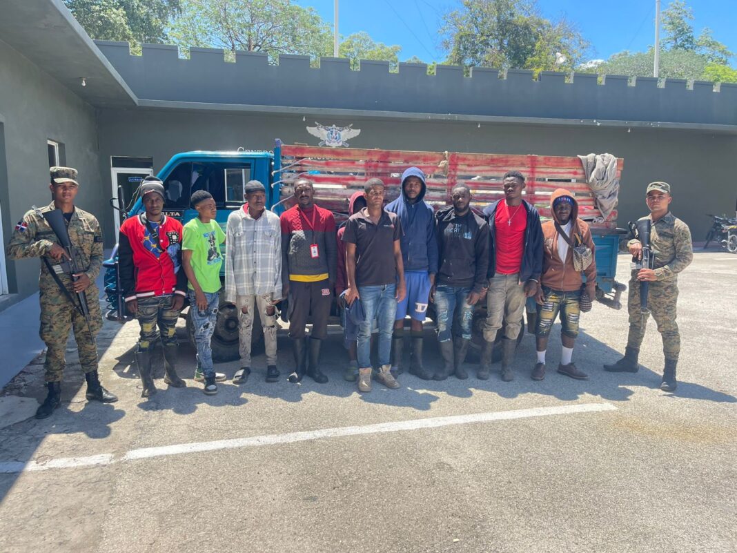 Otro camionero detenido con 13 inmigrantes indocumentados en Duvergé