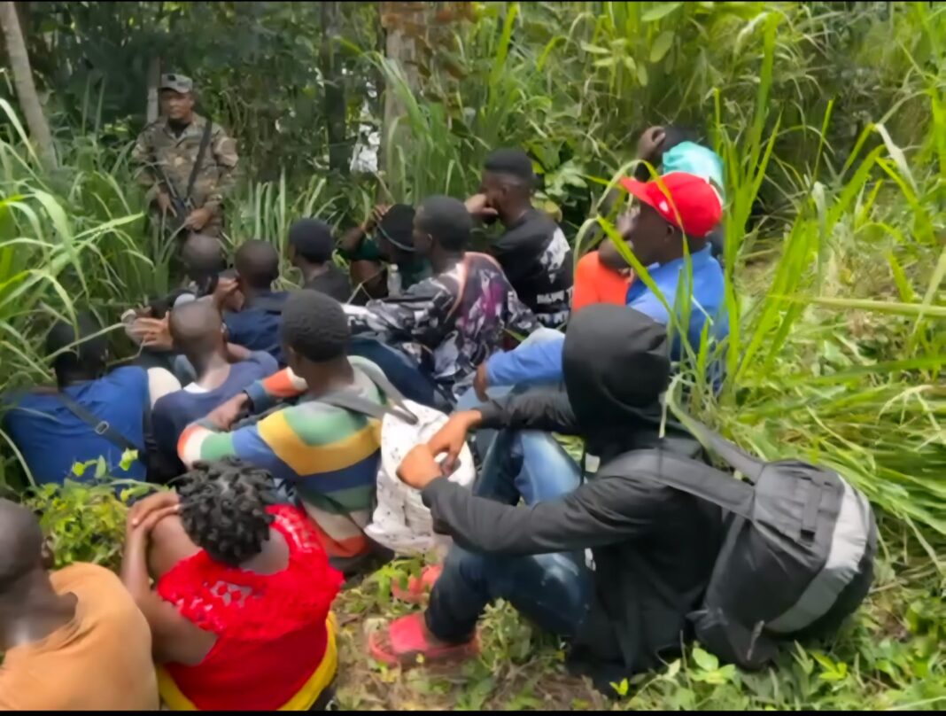 Arrestan 18 haitianos indocumentados en el callejón de Dajabón