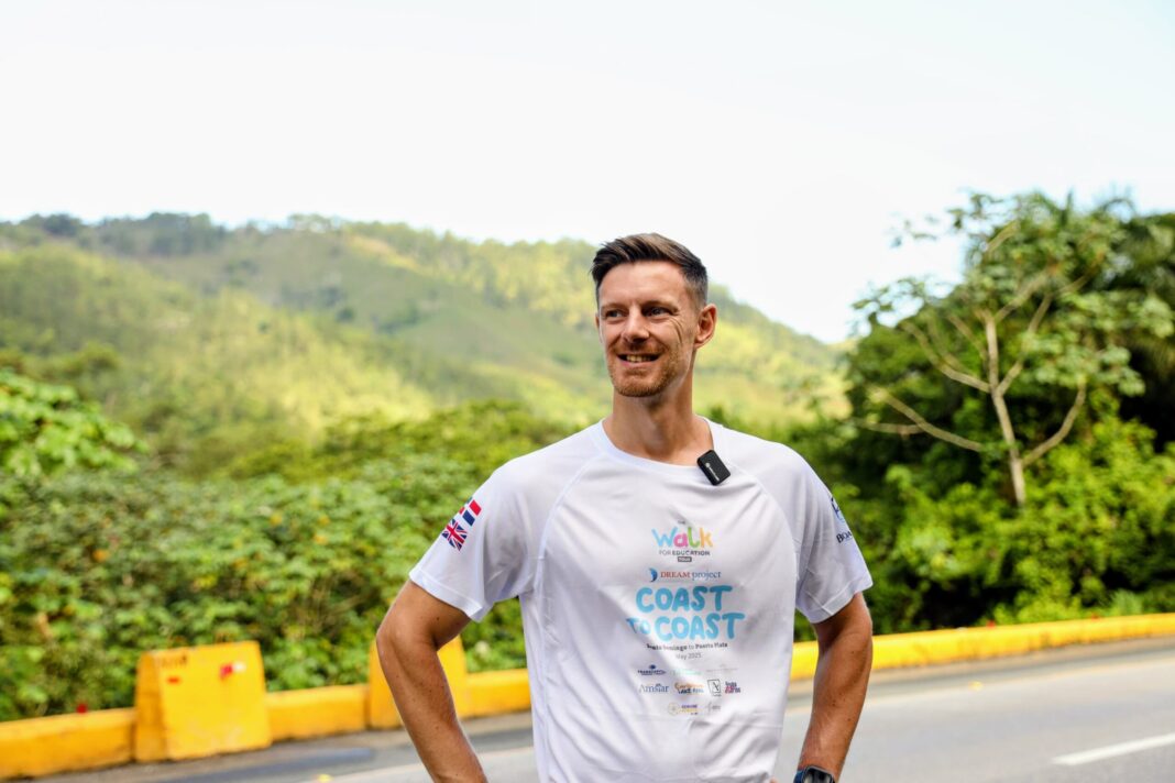 Británico recauda fondos para educación caminando desde Santo Domingo a Puerto Plata