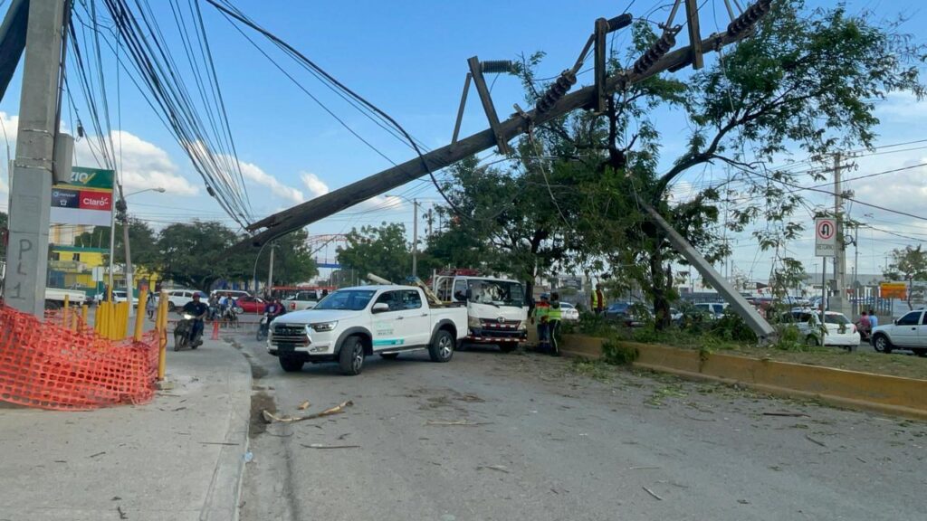 Grúa derriba cuatro postes eléctricos en circunvalación sur de Santiago y provoca caos vial - Noticias de hoy en República Dominicana | De Último Minuto