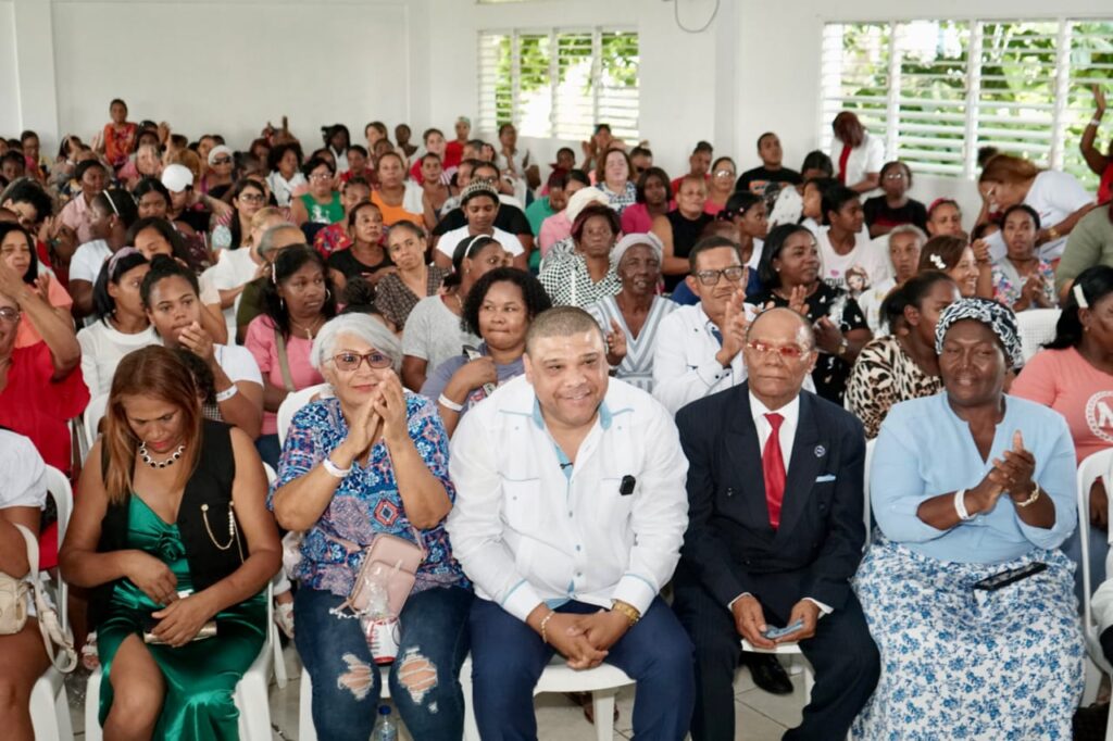Diputado Ramón Raposo agasaja a cientos de madres de Santo Domingo Norte - Noticias de hoy en República Dominicana | De Último Minuto
