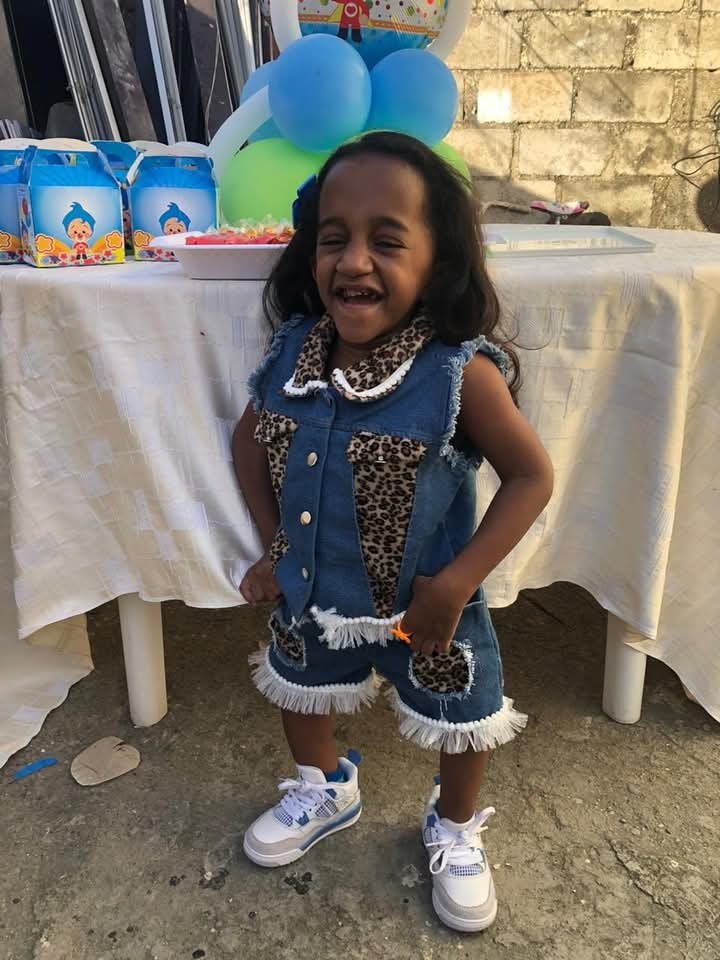 Melanie, la niña de “huesos de cristal” que sueña con caminar y ser azafata - Noticias de hoy en República Dominicana | De Último Minuto