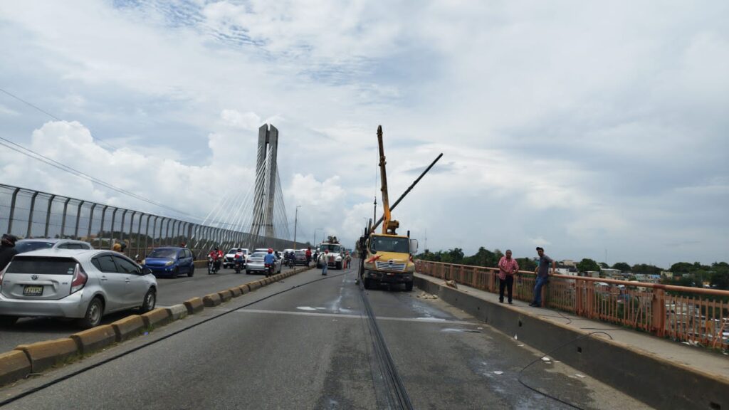 CUED y Obras Públicas coordinarán reposición de postes eléctricos en el Puente de la 17 - Noticias de hoy en República Dominicana | De Último Minuto