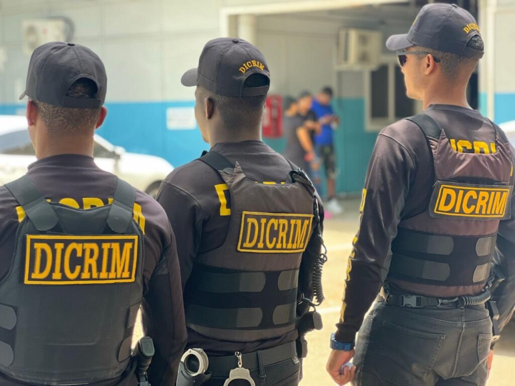 Policía activa búsqueda de tres reconocidos delincuentes implicados en atracos a mano armada en Santiago