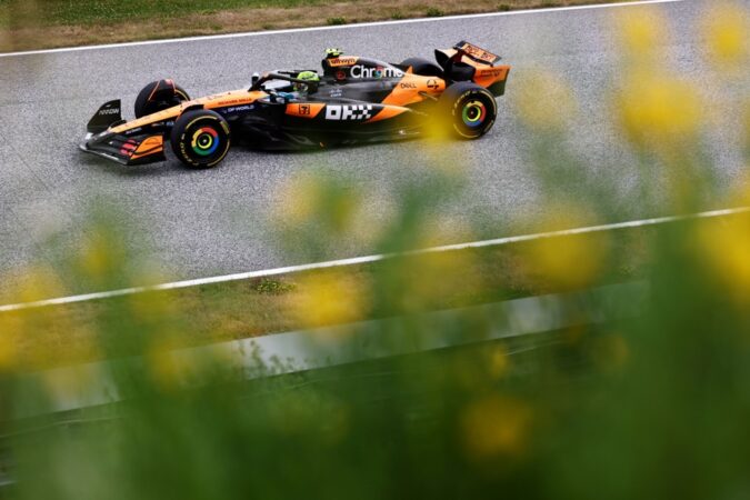 Redacción deportes, 28 jun (EFE).- El inglés Lando Norris (McLaren) marcó el mejor tiempo este sábado, por delante de su compañero, el australiano Oscar Piastri -líder del campeonato-, en el último libre para el Gran Premio de Austria, el undécimo del Mundial de F1, en el Red Bull Ring de Spielberg; donde los españoles Fernando Alonso (Aston Martin) y Carlos Sainz (Williams) marcaron el duodécimo y el decimoquinto tiempo, respectivamente; y el argentino Franco Colapinto (Alpine), el decimonoveno. En el mejor de sus 21 giros, Norris cubrió los 4.318 metros de la pista estiria en un minuto, cuatro segundos y 324 milésimas, 118 menos que Piastri y con 210 de ventaja respecto al cuádruple campeón mundial neerlandés Max Verstappen (Red Bull); que marcó el tercer tiempo y, al igual que los anteriores, completó su vuelta rápida con el neumático blando. Alonso se inscribió duodécimo en la tabla de tiempos. El doble campeón mundial asturiano dio 21 vueltas; y se quedó a nueve décimas del tiempo de Norris, en un ensayo en el que todos marcaron sus mejores cronos con el neumático blando. Sainz -tercero en esta pista el año pasado, su cuarto y último curso con Ferrari- marcó el decimoquinto crono de una sesión que concluyó con 26 grados centígrados ambientales y 41 en el asfalto. Dio el mismo número de vueltas que su compatriota Alonso y en la mejor de ellas, el piloto madrileño paró el crono a un segundo de Norris; del que se quedó -en el mejor de sus 26 giros- a un segundo y 222 milésimas, Colapinto. Piastri -cinco veces triunfal este año- lidera el Mundial con 198 puntos, 22 más que Norris; y con 43 sobre 'Mad Max', tercero en la general y plusmarquista de victorias en el circuito propiedad de su escudería: cinco, en total. La calificación, que ordenará la parrilla de salida de la carrera de este domingo -prevista a 71 vueltas, para completar un recorrido de 306 kilómetros y medio-, arrancará a las cuatro de la tarde (las 14:00 horas GMT).