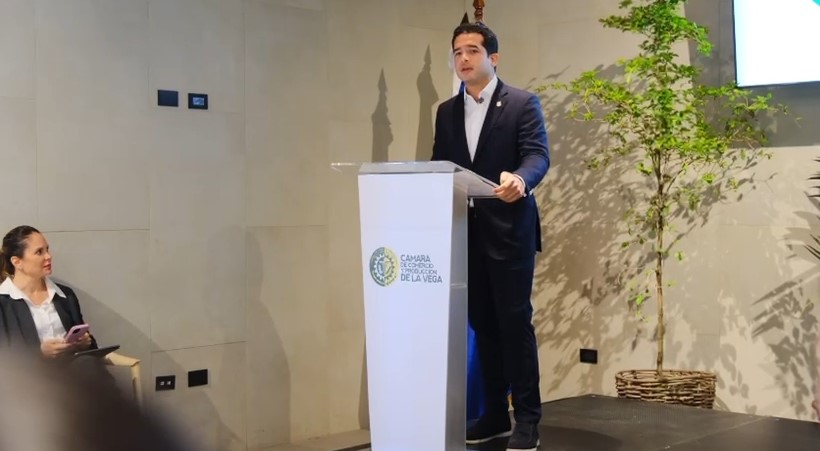 Omar Fernández socializa sus proyectos de ley con sectores productivos de La Vega