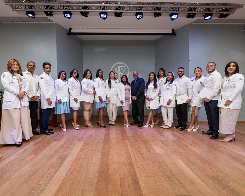 Hospital General de la Plaza de la Salud gradúa a nueva promoción de médicos especialistas
