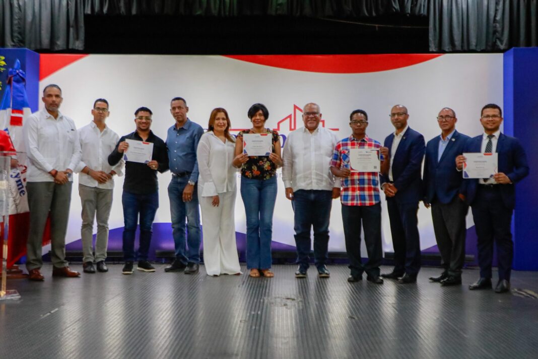 Emprendedores reciben su préstamo por parte del director de Promipyme.