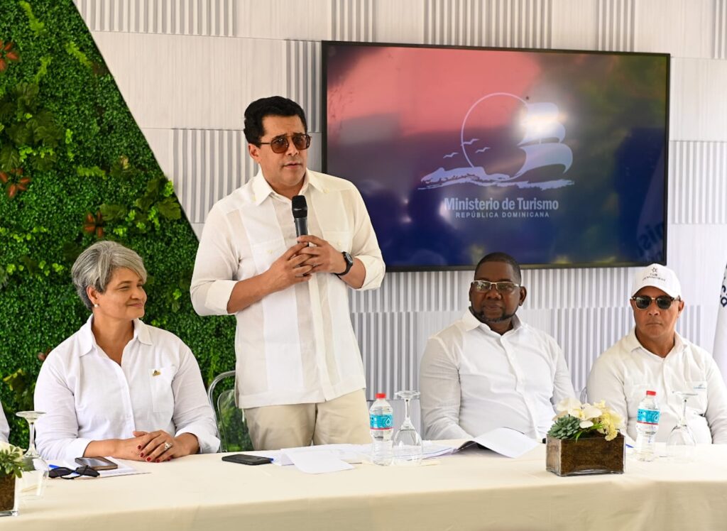 David Collado entrega remozada Plaza Marcelino Marte "Canito", en Guayacanes - Noticias de hoy en República Dominicana | De Último Minuto