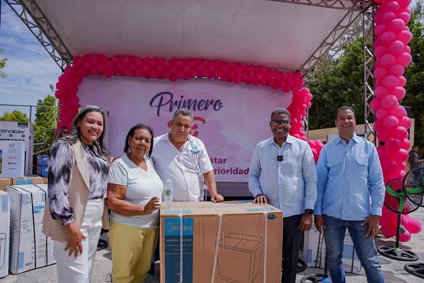 Gobernadora participa en la jornada de inclusión social “Primero Tú Las Madres” en Palmar de Ocoa