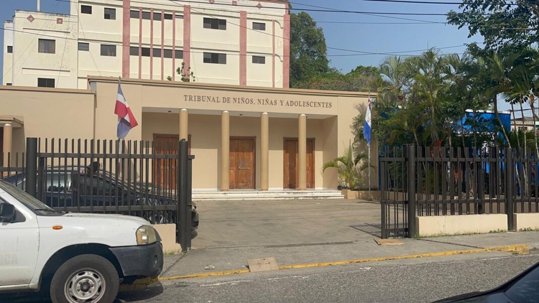 Acusan a dos estudiantes de abusar sexualmente a una compañera en un educativo de Santiago