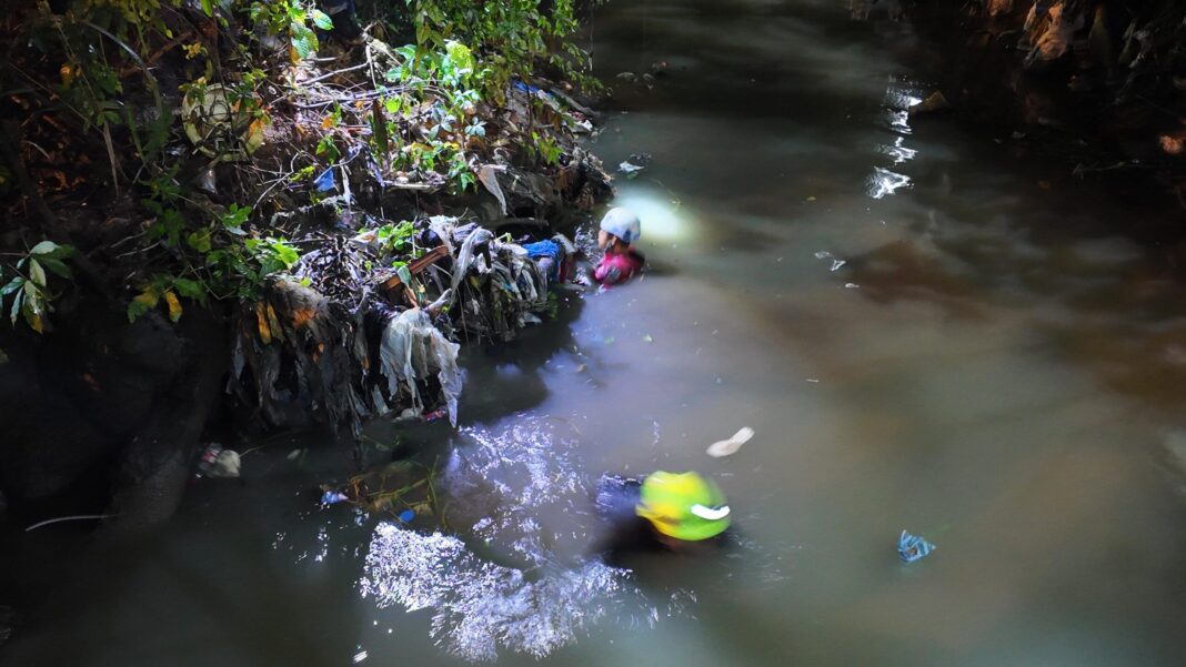 Sin novedades tras más de 18 horas de búsqueda de niña arrastrada por cañada en SDN