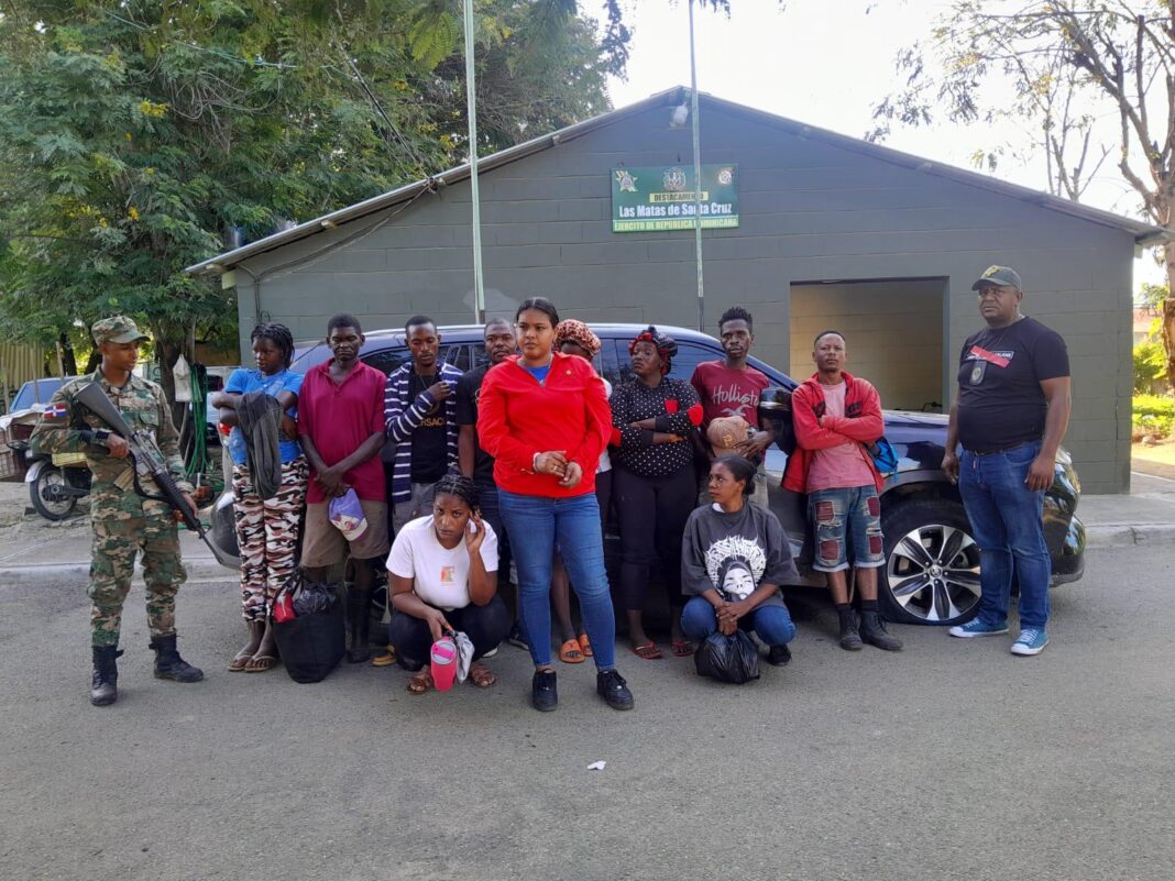 Detienen mujer rentó jeepeta donde eran transportados inmigrantes indocumentados en Dajabón