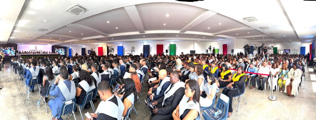 Universidad del Caribe gradúa 413 nuevos profesionales en presencia de autoridades educativas