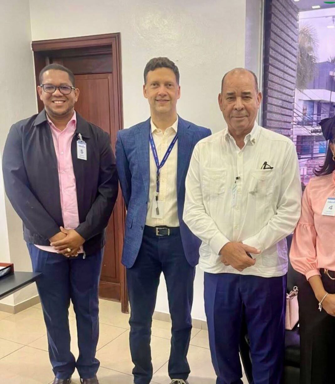 Alcalde Ynicencio de Jesús gestiona mejoras eléctricas para comunidades rurales de Samaná