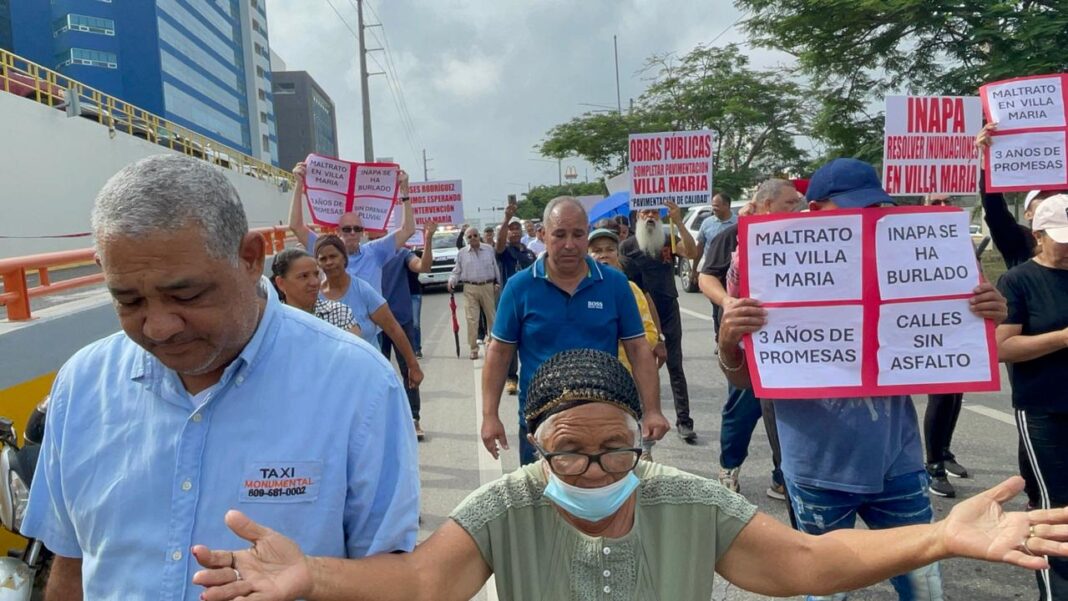Comunitarios bloquean la autopista Duarte en Santiago para exigir obras prometidas