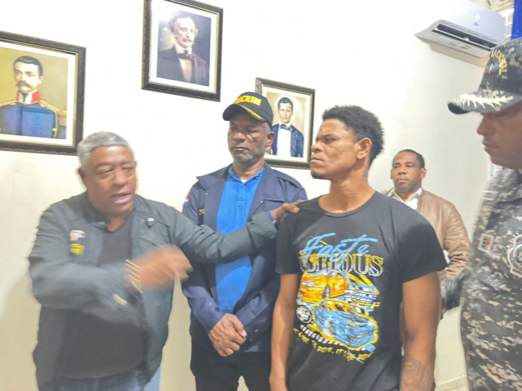 Acusado de homicidio se entrega tras escapar de dotación policial en Samaná - Noticias de hoy en República Dominicana | De Último Minuto