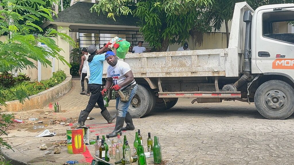 Alcaldía de Samaná recupera espacio de playa ocupado por ciudadano con problemas de salud mental - Noticias de hoy en República Dominicana | De Último Minuto